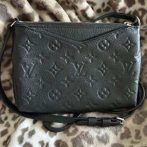 LOUIS VUITTON BLACK LEATHER CROSSBODY